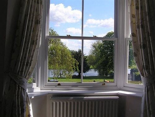 Old Riverview Guest House Earith Bagian luar foto